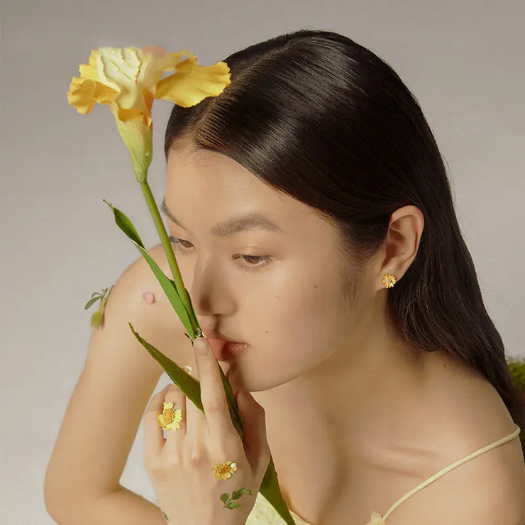 CharmBee Silver Daisy Earrings